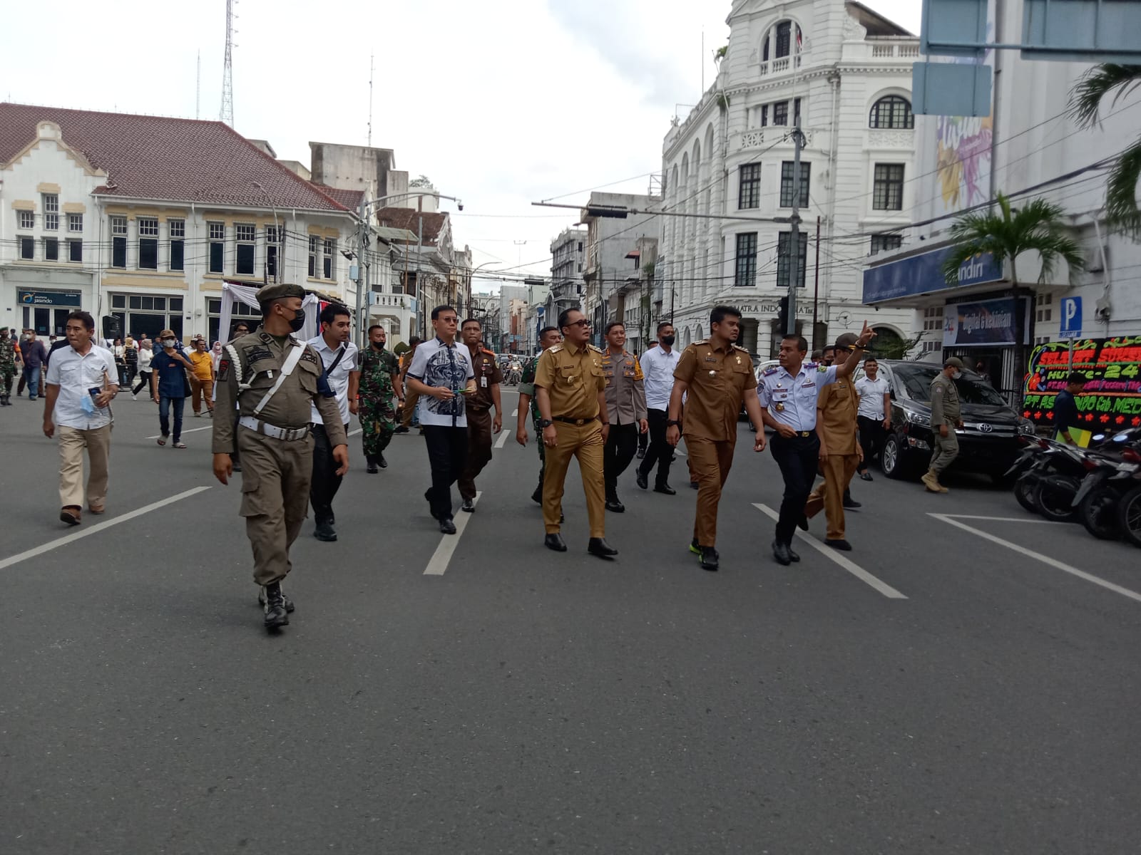 PTI Satpol PP Kota Medan, melakukan Pengamanan dan Pengawalan kepada Walikota & Wakil Walikota Medan, pada Acara Penempelan Stiker Barcode